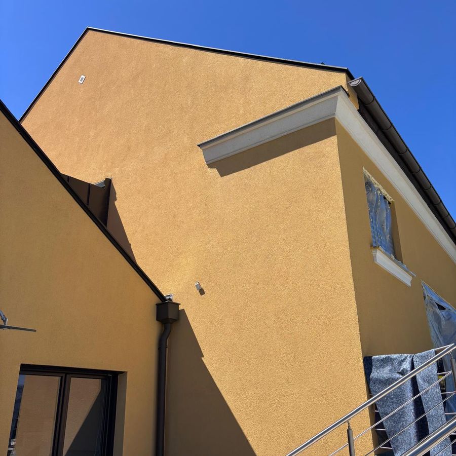 Alte gelbe Fassade eines Einfamilienhauses vor der Erneuerung