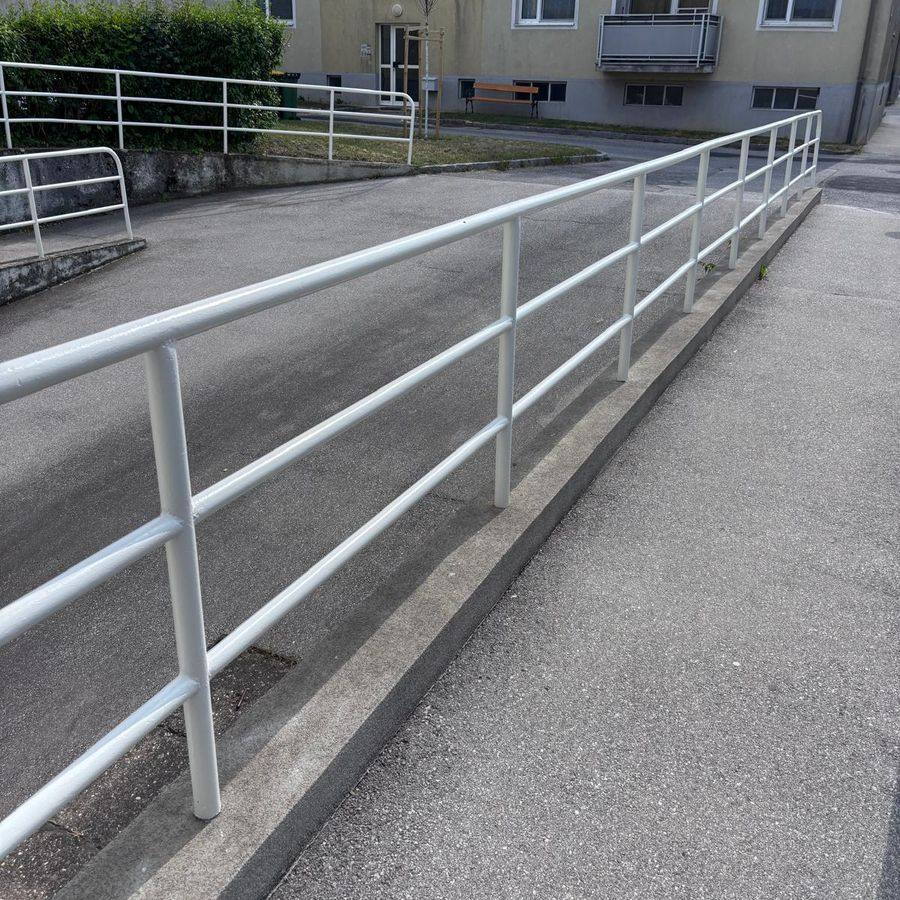 Frisch weiß gestrichenes Geländer entlang der Rampe