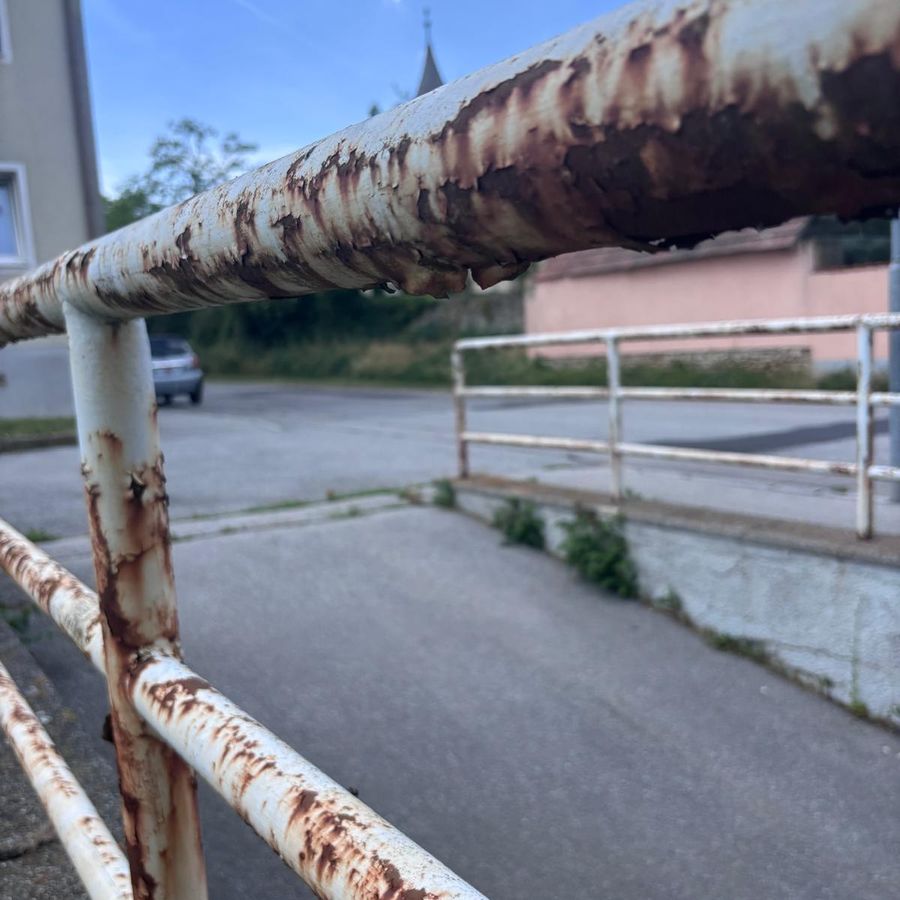 Verrostetes Metallgeländer vor der Renovierung