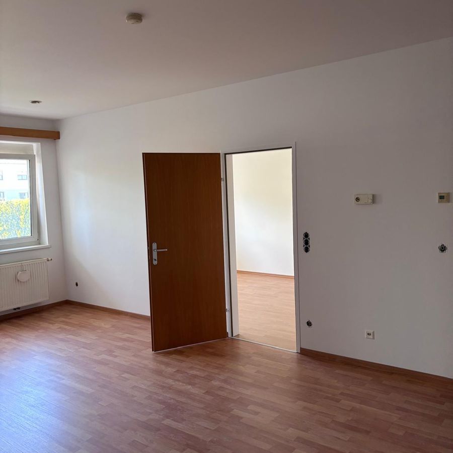 Frisch ausgemaltes Zimmer mit neuem Boden
