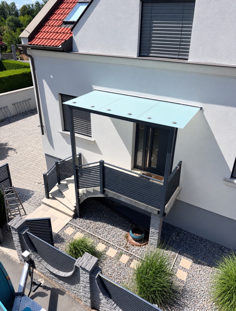 Realisiertes Projekt - neue Terrasse mit Glasvordach